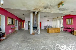 Casa à venda com 561m², 5 dormitórios, 4 vagas, no bairro Vila Assunção em Porto Alegre