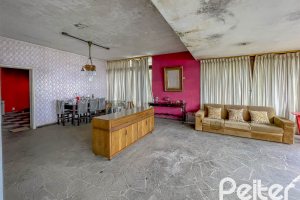 Casa à venda com 561m², 5 dormitórios, 4 vagas, no bairro Vila Assunção em Porto Alegre