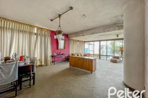 Casa à venda com 561m², 5 dormitórios, 4 vagas, no bairro Vila Assunção em Porto Alegre