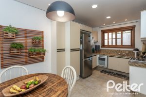 Casa em Condomínio à venda com 290m², 3 dormitórios, 3 suítes, 4 vagas, no bairro Terra Ville em PORTO ALEGRE