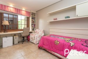 Casa em Condomínio à venda com 290m², 3 dormitórios, 3 suítes, 4 vagas, no bairro Terra Ville em PORTO ALEGRE