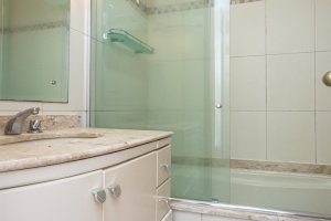 Casa em Condomínio à venda com 270m², 3 dormitórios, 1 suíte, 3 vagas, no bairro Jardim Isabel em PORTO ALEGRE