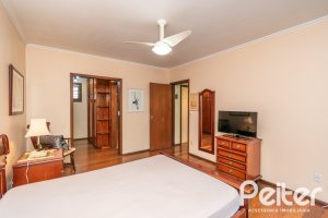 Casa à venda com 246m², 3 dormitórios, 1 suíte, 4 vagas, no bairro Tristeza em Porto Alegre