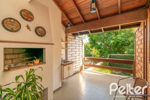 Casa à venda com 246m², 3 dormitórios, 1 suíte, 4 vagas, no bairro Tristeza em Porto Alegre