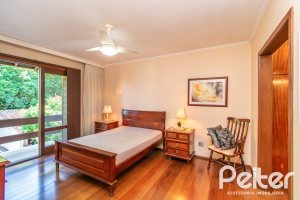 Casa à venda com 246m², 3 dormitórios, 1 suíte, 4 vagas, no bairro Tristeza em Porto Alegre