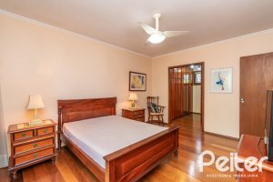 Casa à venda com 246m², 3 dormitórios, 1 suíte, 4 vagas, no bairro Tristeza em Porto Alegre