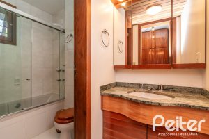 Casa à venda com 246m², 3 dormitórios, 1 suíte, 4 vagas, no bairro Tristeza em Porto Alegre