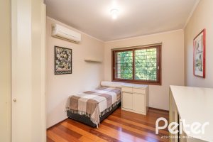 Casa à venda com 246m², 3 dormitórios, 1 suíte, 4 vagas, no bairro Tristeza em Porto Alegre