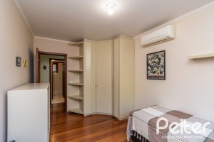 Casa à venda com 246m², 3 dormitórios, 1 suíte, 4 vagas, no bairro Tristeza em Porto Alegre