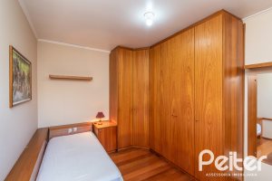 Casa à venda com 246m², 3 dormitórios, 1 suíte, 4 vagas, no bairro Tristeza em Porto Alegre