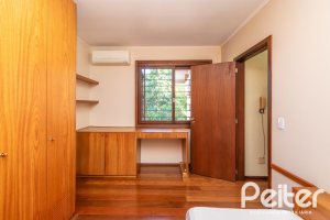 Casa à venda com 246m², 3 dormitórios, 1 suíte, 4 vagas, no bairro Tristeza em Porto Alegre