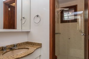 Casa à venda com 246m², 3 dormitórios, 1 suíte, 4 vagas, no bairro Tristeza em Porto Alegre