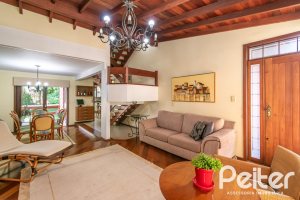 Casa à venda com 246m², 3 dormitórios, 1 suíte, 4 vagas, no bairro Tristeza em Porto Alegre