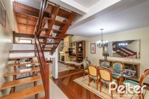 Casa à venda com 246m², 3 dormitórios, 1 suíte, 4 vagas, no bairro Tristeza em Porto Alegre