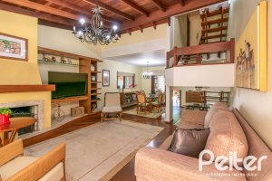 Casa à venda com 246m², 3 dormitórios, 1 suíte, 4 vagas, no bairro Tristeza em Porto Alegre