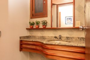 Casa à venda com 246m², 3 dormitórios, 1 suíte, 4 vagas, no bairro Tristeza em Porto Alegre