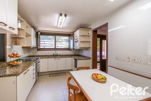 Casa à venda com 246m², 3 dormitórios, 1 suíte, 4 vagas, no bairro Tristeza em Porto Alegre