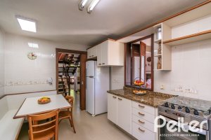 Casa à venda com 246m², 3 dormitórios, 1 suíte, 4 vagas, no bairro Tristeza em Porto Alegre