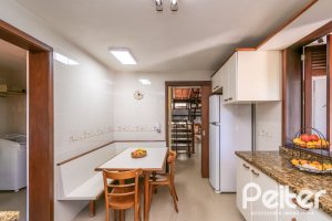 Casa à venda com 246m², 3 dormitórios, 1 suíte, 4 vagas, no bairro Tristeza em Porto Alegre