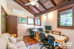 Casa à venda com 246m², 3 dormitórios, 1 suíte, 4 vagas, no bairro Tristeza em Porto Alegre