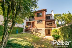 Casa à venda com 246m², 3 dormitórios, 1 suíte, 4 vagas, no bairro Tristeza em Porto Alegre