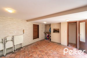 Casa à venda com 246m², 3 dormitórios, 1 suíte, 4 vagas, no bairro Tristeza em Porto Alegre