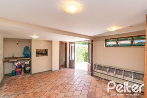 Casa à venda com 246m², 3 dormitórios, 1 suíte, 4 vagas, no bairro Tristeza em Porto Alegre