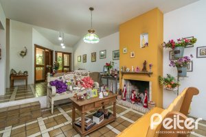 Casa à venda com 305m², 4 dormitórios, 2 suítes, 2 vagas, no bairro Sétimo Céu em Porto Alegre
