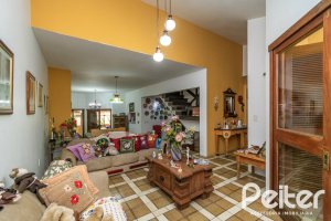 Casa à venda com 305m², 4 dormitórios, 2 suítes, 2 vagas, no bairro Sétimo Céu em Porto Alegre