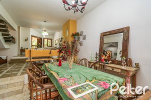 Casa à venda com 305m², 4 dormitórios, 2 suítes, 2 vagas, no bairro Sétimo Céu em Porto Alegre