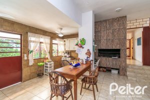 Casa à venda com 305m², 4 dormitórios, 2 suítes, 2 vagas, no bairro Sétimo Céu em Porto Alegre