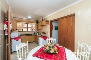 Casa à venda com 305m², 4 dormitórios, 2 suítes, 2 vagas, no bairro Sétimo Céu em Porto Alegre