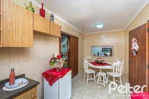 Casa à venda com 305m², 4 dormitórios, 2 suítes, 2 vagas, no bairro Sétimo Céu em Porto Alegre