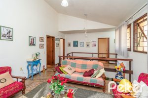 Casa à venda com 305m², 4 dormitórios, 2 suítes, 2 vagas, no bairro Sétimo Céu em Porto Alegre