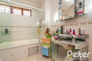 Casa à venda com 305m², 4 dormitórios, 2 suítes, 2 vagas, no bairro Sétimo Céu em Porto Alegre