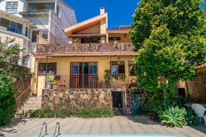 Casa à venda com 305m², 4 dormitórios, 2 suítes, 2 vagas, no bairro Sétimo Céu em Porto Alegre