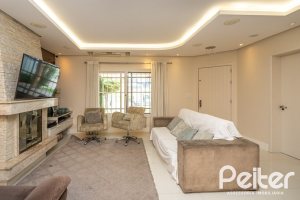 Casa à venda com 219m², 3 dormitórios, 1 suíte, 2 vagas, no bairro Tristeza em Porto Alegre