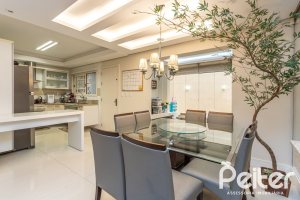 Casa à venda com 219m², 3 dormitórios, 1 suíte, 2 vagas, no bairro Tristeza em Porto Alegre