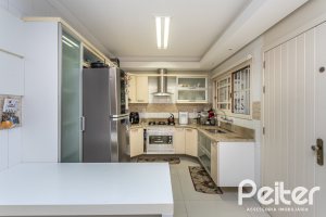 Casa à venda com 219m², 3 dormitórios, 1 suíte, 2 vagas, no bairro Tristeza em Porto Alegre