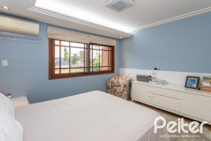 Casa à venda com 219m², 3 dormitórios, 1 suíte, 2 vagas, no bairro Tristeza em Porto Alegre