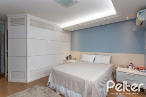 Casa à venda com 219m², 3 dormitórios, 1 suíte, 2 vagas, no bairro Tristeza em Porto Alegre