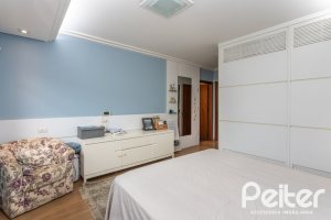 Casa à venda com 219m², 3 dormitórios, 1 suíte, 2 vagas, no bairro Tristeza em Porto Alegre