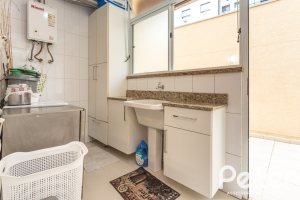 Casa à venda com 219m², 3 dormitórios, 1 suíte, 2 vagas, no bairro Tristeza em Porto Alegre