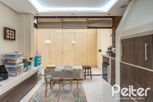 Casa à venda com 219m², 3 dormitórios, 1 suíte, 2 vagas, no bairro Tristeza em Porto Alegre