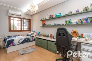 Casa à venda com 219m², 3 dormitórios, 1 suíte, 2 vagas, no bairro Tristeza em Porto Alegre