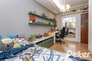 Casa à venda com 219m², 3 dormitórios, 1 suíte, 2 vagas, no bairro Tristeza em Porto Alegre