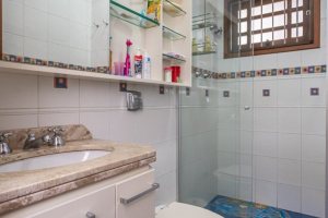 Casa à venda com 219m², 3 dormitórios, 1 suíte, 2 vagas, no bairro Tristeza em Porto Alegre