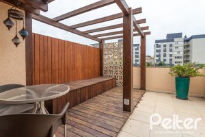 Casa à venda com 219m², 3 dormitórios, 1 suíte, 2 vagas, no bairro Tristeza em Porto Alegre