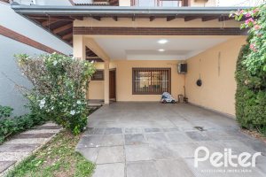 Casa à venda com 219m², 3 dormitórios, 1 suíte, 2 vagas, no bairro Tristeza em Porto Alegre