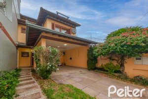 Casa à venda com 219m², 3 dormitórios, 1 suíte, 2 vagas, no bairro Tristeza em Porto Alegre